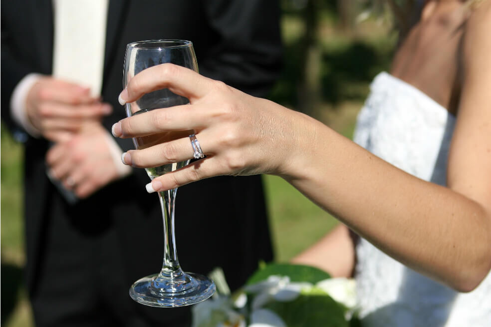 El artículo 396 del Código Civil dice que debe "haber sido la mujer recibida en este carácter (de matrimonio) por los deudos y amigos de su marido, y por el vecindario de su domicilio en general".
/ Pixabay - Referencia.