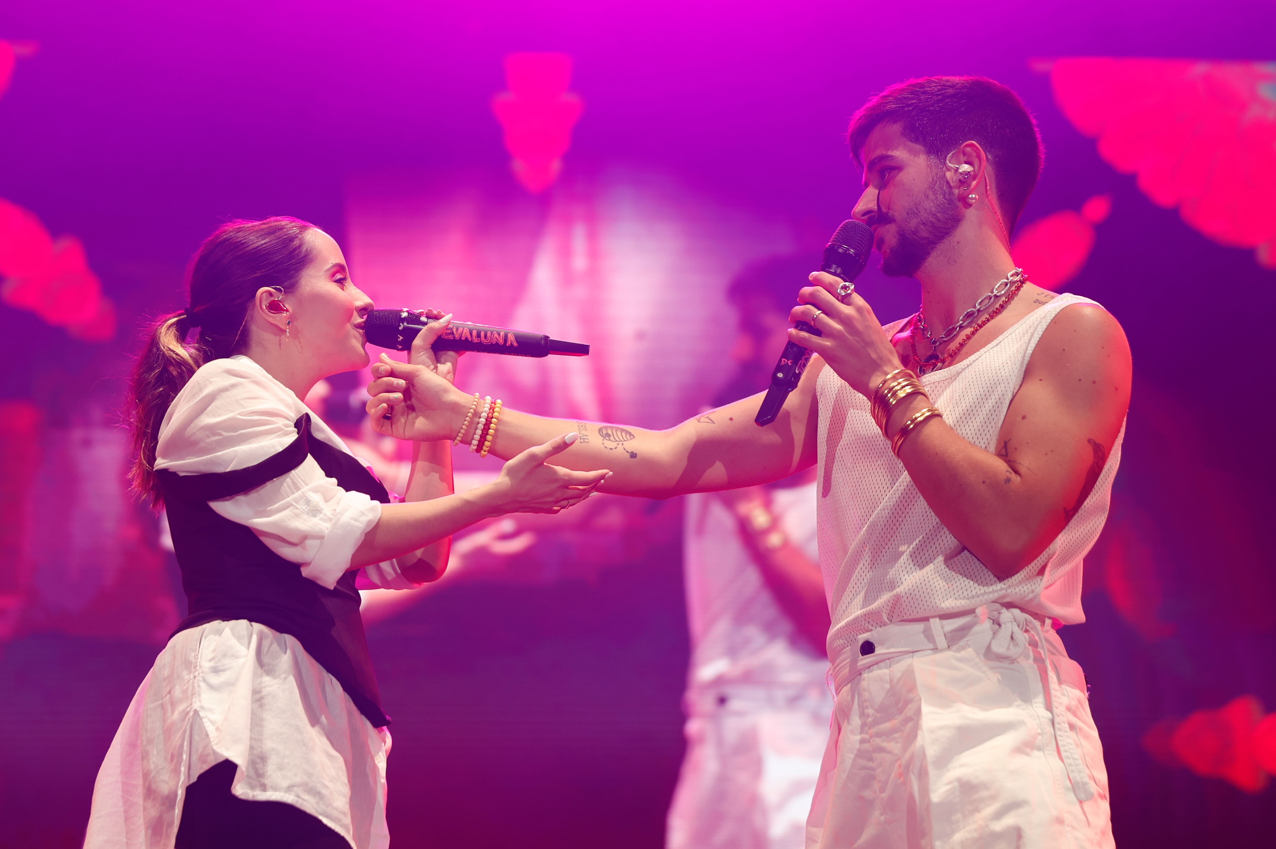 MADRID, 27/07/2022.- El cantante colombiano Camilo y su pareja, la actriz y cantante venezolana Evaluna Montaner, durante el concierto que ha ofrecido este miércoles en el WiZink Center de Madrid. EFE/ Mariscal