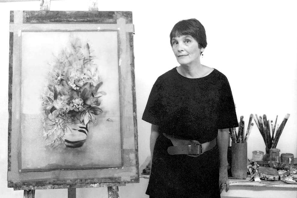 Freda Sargent en su taller en Bogotá, junto a una de sus obras. / Archivo familiar