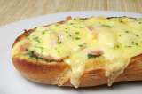 Sándwich gratinado de pollo con champiñones