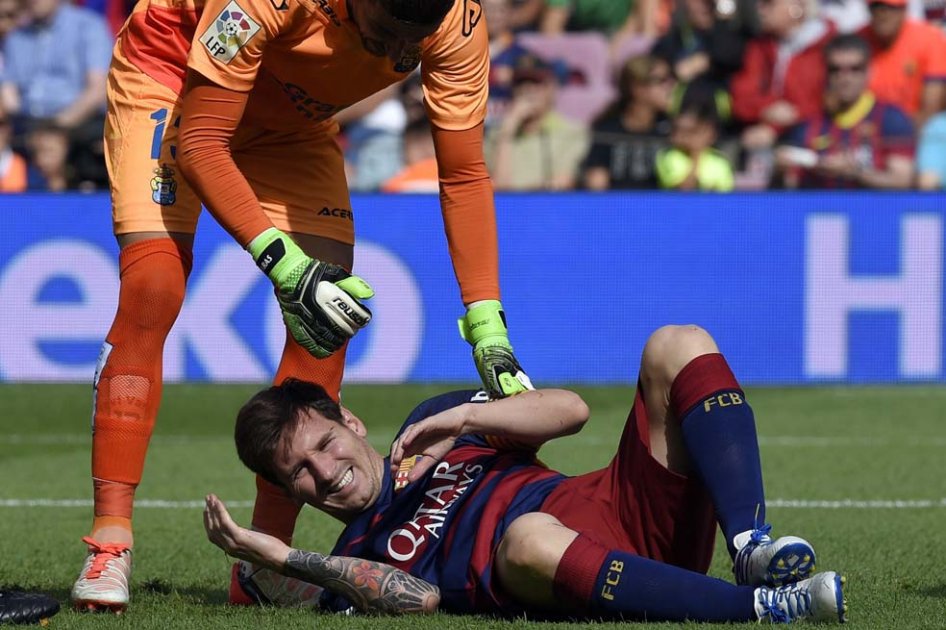 Lionel Messi se queja de un golpe durante el partido contra Las Palmas. Foto: AFP