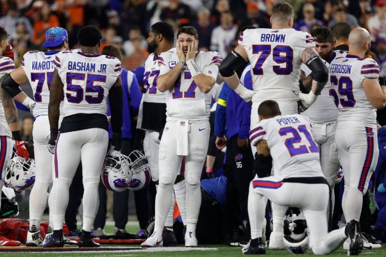 Video: el dramático momento en el que Damar Hamlin colapsó tras un golpe en la NFL