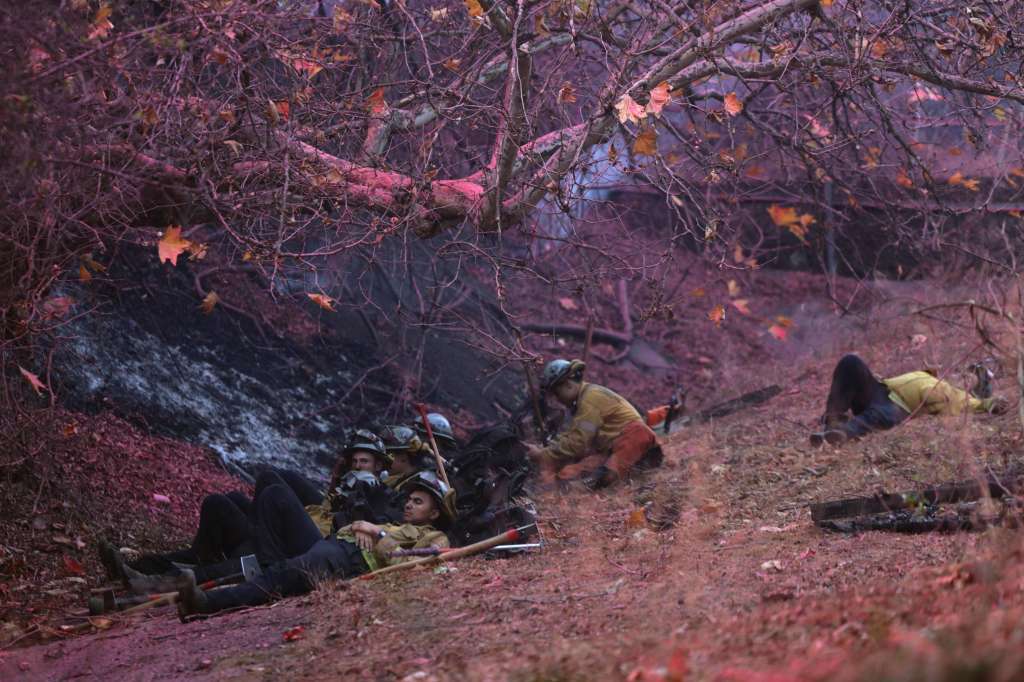Los Angeles (United States), 11/01/2025.- Firefighters take a break during the Palisades wildfire in Los Angeles, California, USA, 11 January 2025. Thousands of firefighting and emergency personnel are involved in response efforts, as multiple wildfires are continuing to burn across thousands of acres in Southern California, destroying thousands of homes and forcing people to evacuate areas throughout the Los Angeles area. (incendio forestal) EFE/EPA/ALLISON DINNER