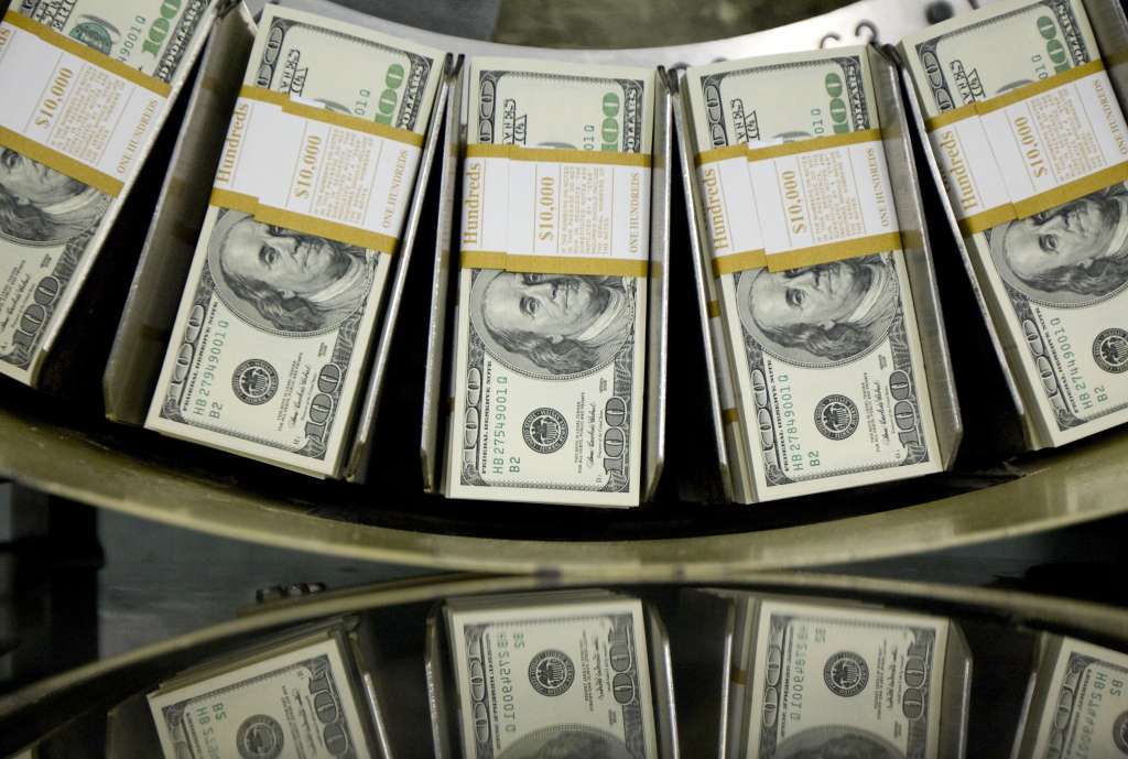 Fajos de billetes de cien dólares en máquina de la Oficina de Grabado e Impresión en Washington, D.C., EE. UU. Andrew Harrer/Bloomberg