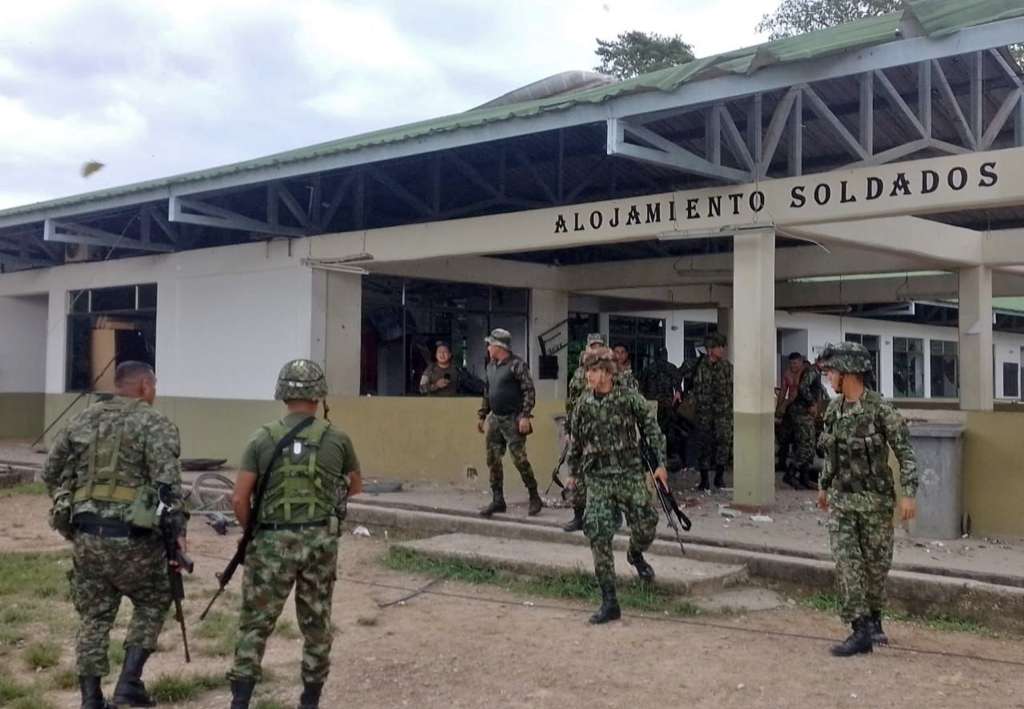 AME539. PUERTO JORDÁN (COLOMBIA), 17/09/2024.- Fotografía cedida por la oficina de comunicaciones del Ejército de Colombia de militares a los alrededores donde sucedió el ataque a la base militar de Puerto Jordán, en el departamento colombiano de Arauca (este), este martes en Puerto Jordán (Colombia). El presidente colombiano, Gustavo Petro, condenó el ataque de la guerrilla del Ejército de Liberación Nacional (ELN) en el este del país que dejó dos soldados muertos y 27 heridos, y aseguró que "es una acción que cierra un proceso de paz con sangre". EFE/ Ejército De Colombia SOLO USO EDITORIAL/NO VENTAS/SOLO DISPONIBLE PARA ILUSTRAR LA NOTICIA QUE ACOMPAÑA/CRÉDITO OBLIGATORIO/MÁXIMA CALIDAD DISPONIBLE