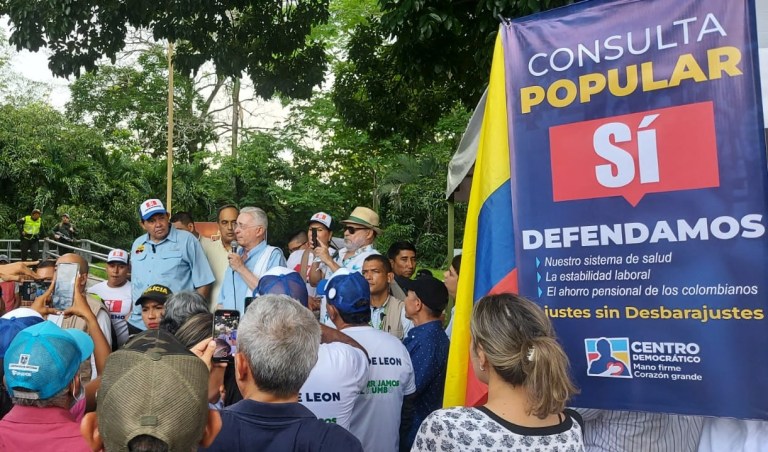 Centro Democrático continúa reuniendo firmas para hundir las reformas sociales