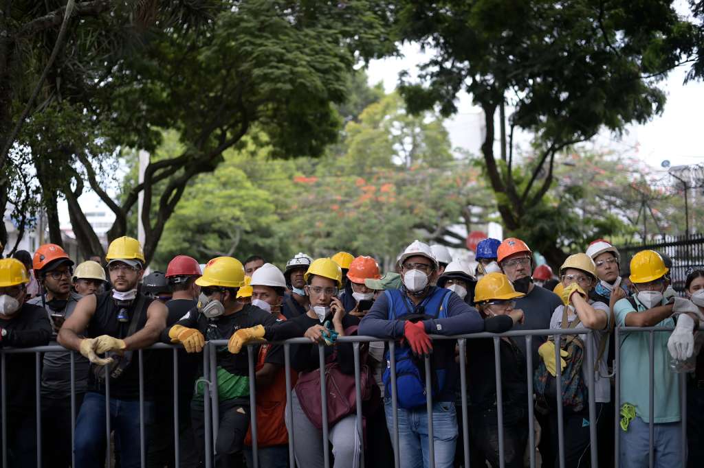 Rescatistas profesionales, acompañados por voluntarios y fuerza pública, retiran escombros y buscan sobrevivientes el 14 de agosto, luego del terremoto de 7.4 que azoto varias regiones de Colombia.