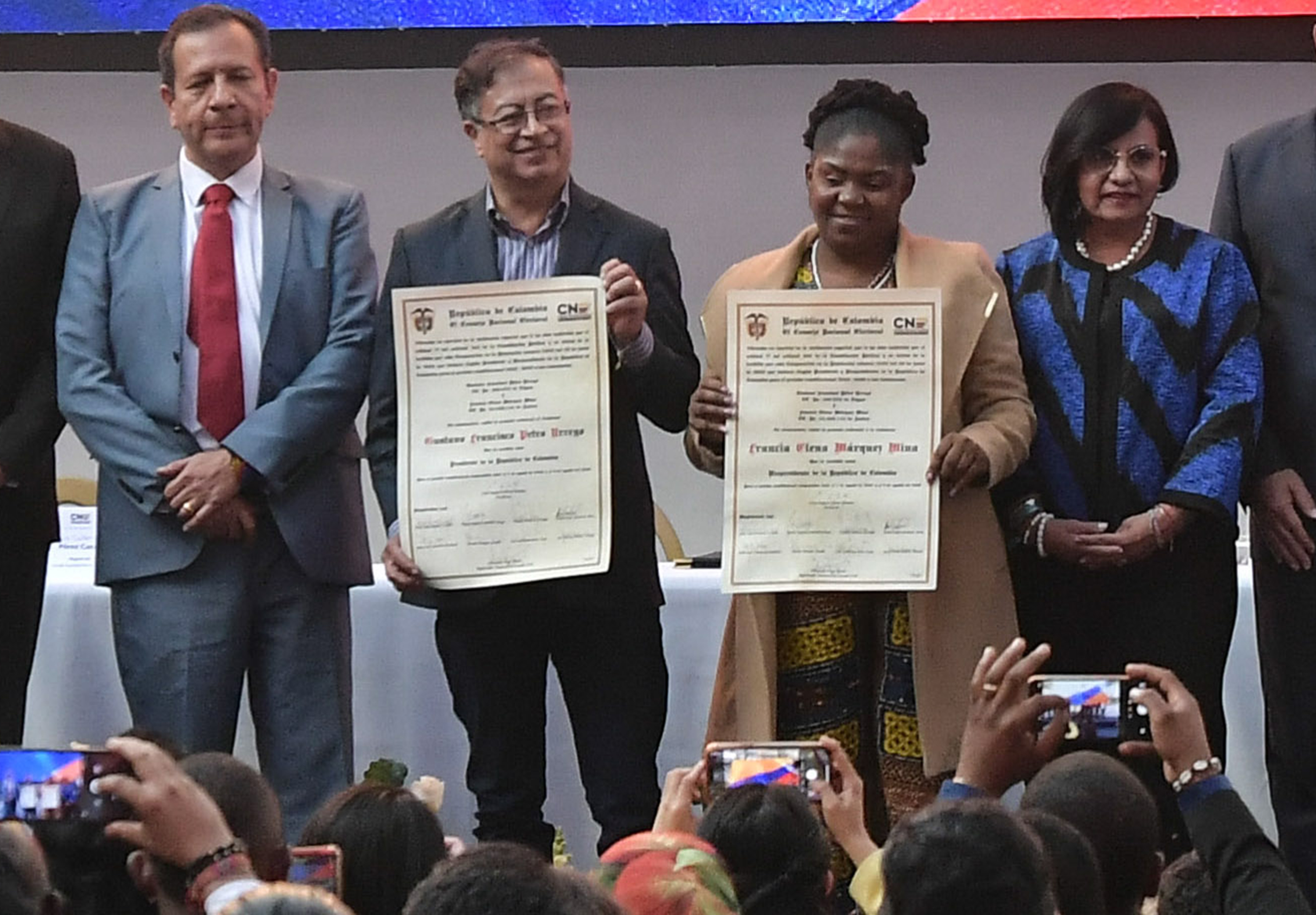 El Presidente electo Gustavo Petro y la Vicepresidente Francia Márquez, recibieron sus credenciales en la Registraduría Nacional.