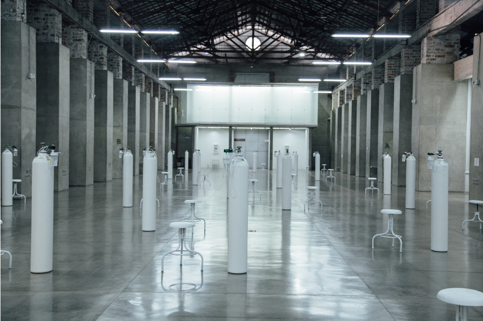 Libia Posada. Terapia Respiratoria Aguda. Instalación: Cilindros de oxígeno, sillas médicas, mascarillas, dibujo. Vista General. Dimensiones variables. 2003-2020.