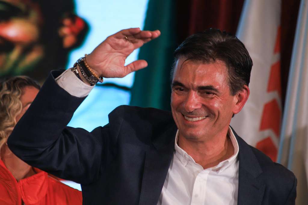 AME9951. LA PAZ (BOLIVIA), 19/10/2025.- El senador centrista Rodrigo Paz Pereira saluda a simpatizantes este domingo, en La Paz (Bolivia). Paz Pereira agradeció el apoyo recibido para ganar la inédita segunda vuelta presidencial en Bolivia y prometió volver a "abrir" el país al mundo y trabajar con todos los sectores que quieran sumarse para "salir adelante" de la crisis en que se encuentra su nación. EFE/ Gabriel Márquez