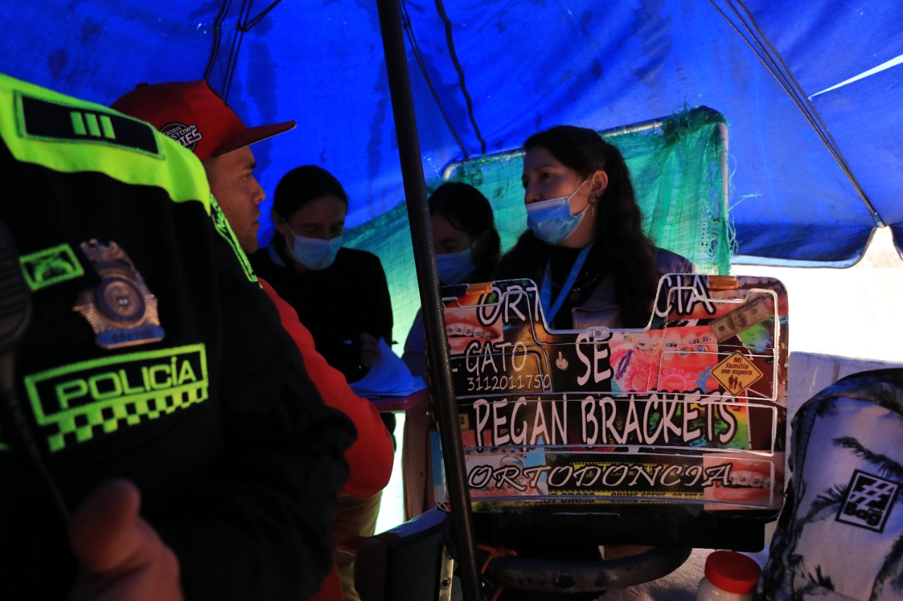 En el sitio fueron incautados equipos de odontología y ortodoncia que estaban siendo utilizados en vía pública.