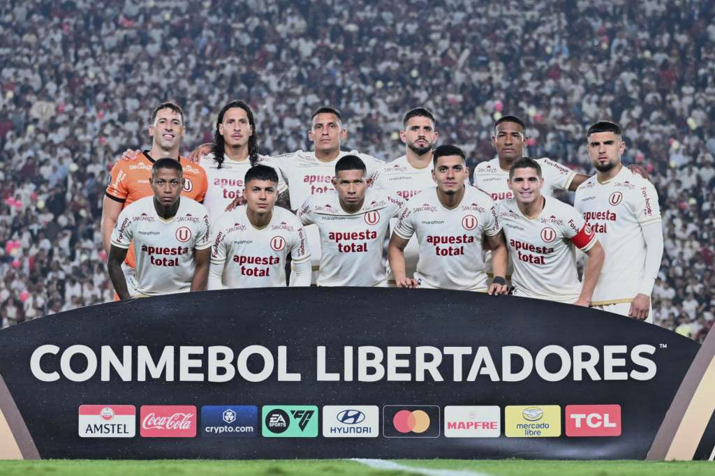 AME6118. LIMA (PERÚ), 08/05/2025.- Los jugadores de Universitario posan este jueves, en un partido de la fase de grupos de la Copa Libertadores entre Universitario e Independiente del Valle, en el estadio Monumental U Marathon, en Lima (Perú). EFE/ Paloma Del Solar