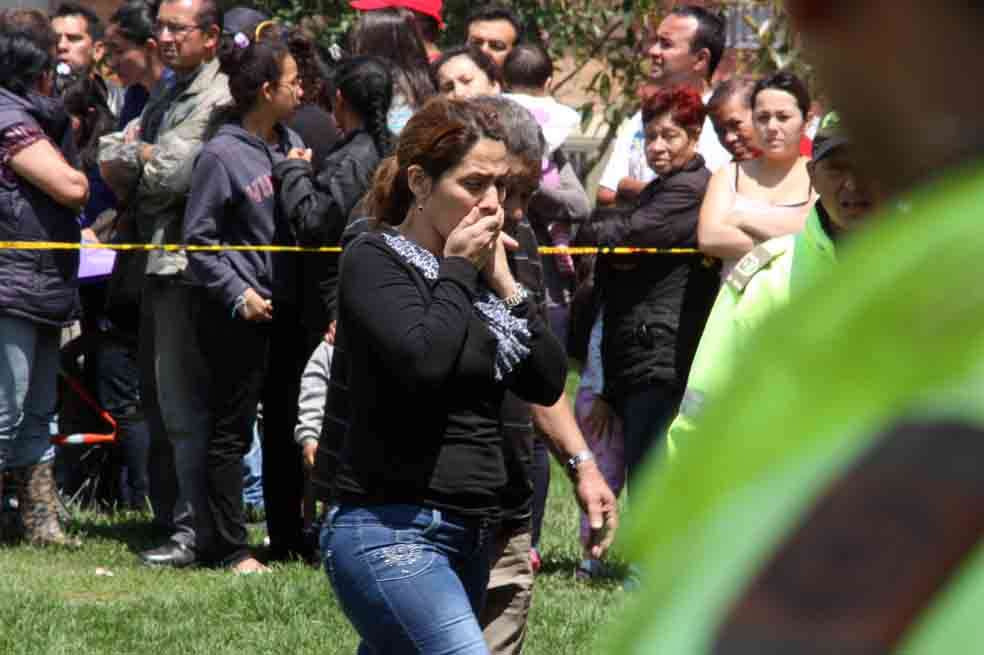 Una de las familiares de Jenny Lozada, quien falleció a manos de su esposo junto a su sobrina y sus hijos el domingo en la localidad de Bosa.   / Fotos: Javier Vargas, ‘Q’Hubo’ Bogotá