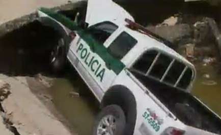 Patrulla de Policía en hueco de Barranquilla.