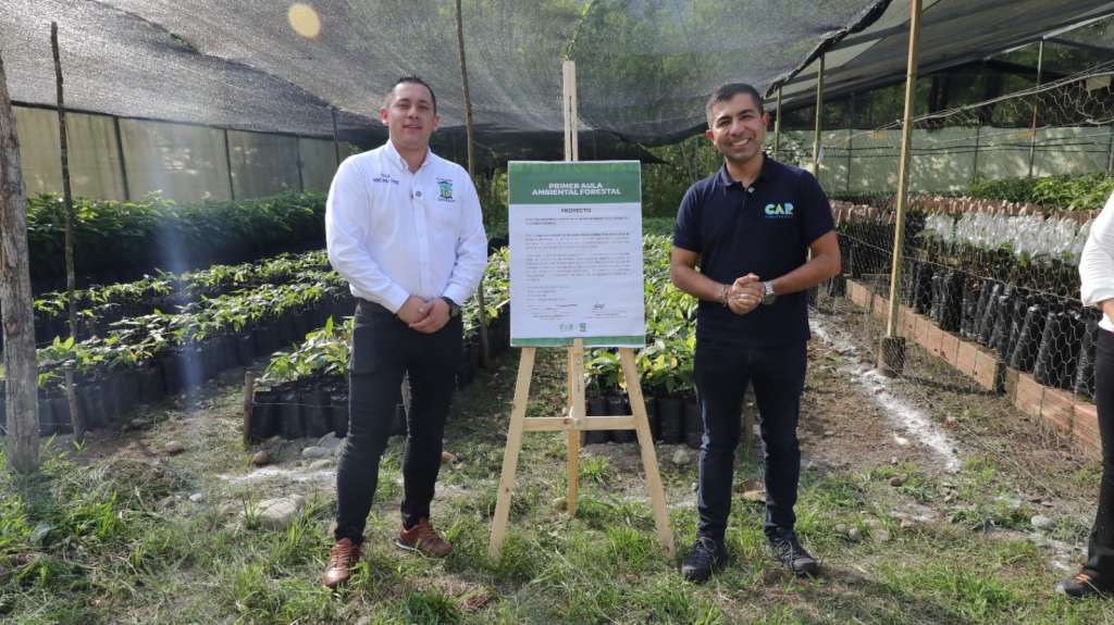 Andrés Ardila, alcalde de Caparrapí, y Alfred Ballesteros, firmaron acuerdo para la puesta en marcha de la primera Aula Ambiental, desde donde saldrán los árboles para realizar los procesos de reforestación en zonas de interés ambiental y ecológico.