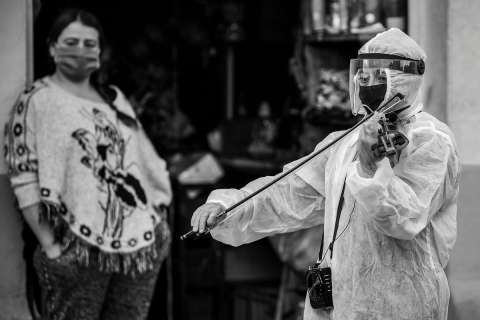 En fotos: sacerdote y violinista dieron un último adiós a fallecidos por COVID-19 en Bogotá