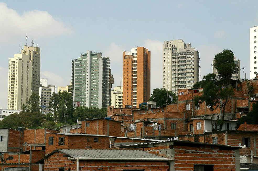 La favela Paraisópolis contrasta con los edificios de clase alta en la ciudad de São Paulo, en Brasil. / EFE