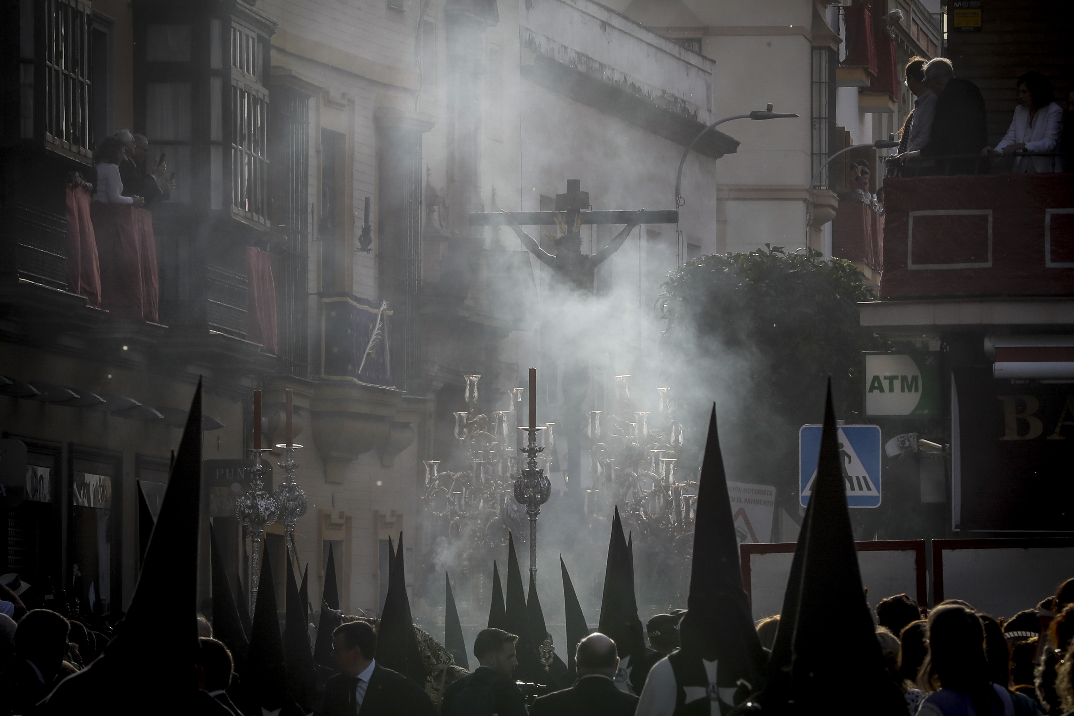 SEVILLA, 08/04/2023.- Procesión del Santo Entierro Grande hoy sábado en Sevilla, que se celebra ocasionalmente y no se hacía desde el año 2004. Este año se ha celebrado con el objetivo de conmemorar el 775 aniversario de la restauración del culto cristiano en Sevilla por parte del rey San Fernando. EFE/José Manuel Vidal