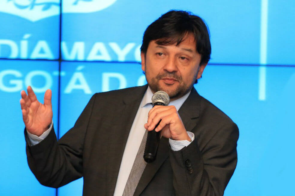 Juan Pablo Bocarejo, secretario de Movilidad, confirmó que el joven que conducía el vehículo se pasó a gran velocidad un semáforo en rojo. / Alcaldía de Bogotá.