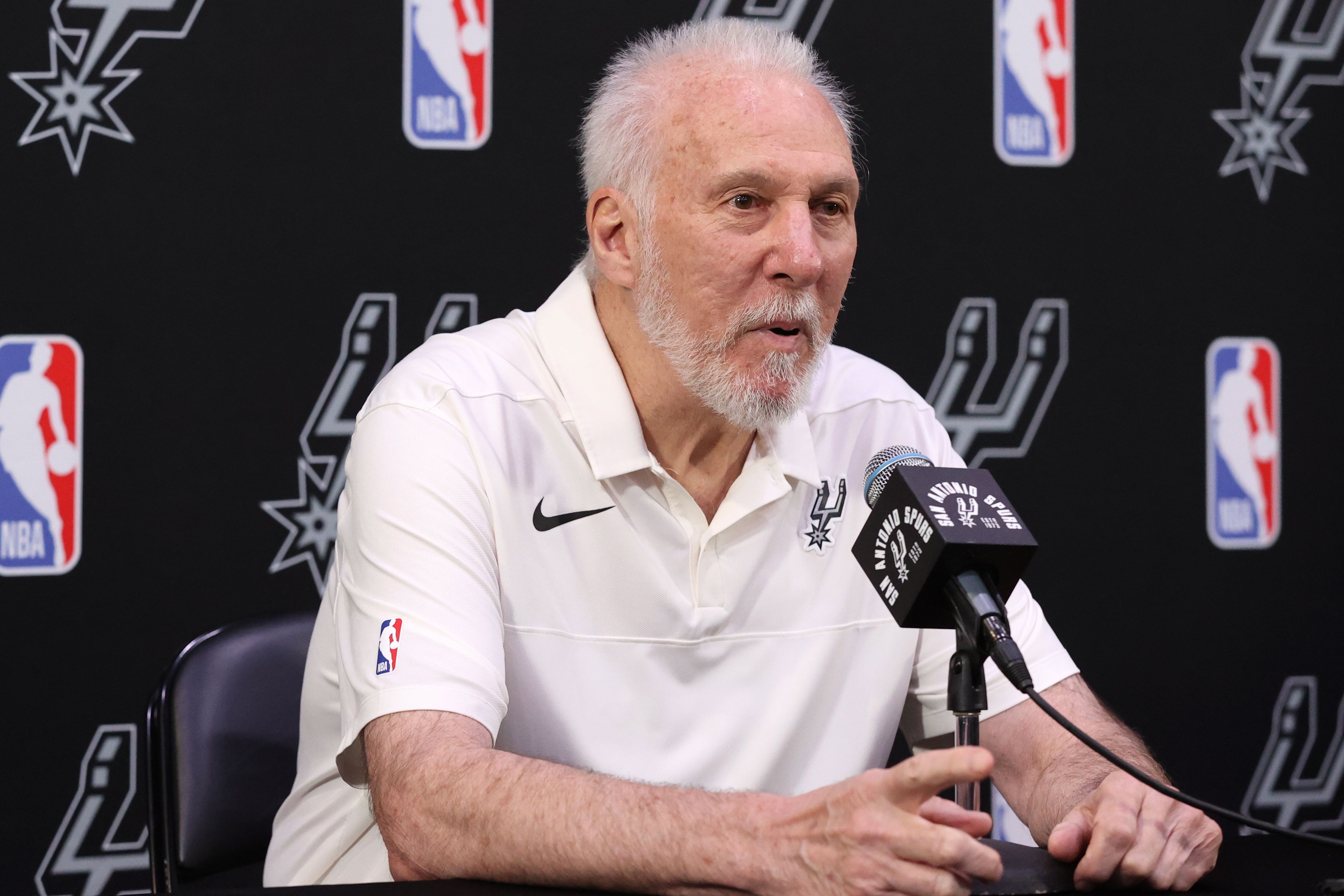 San Antonio (United States), 23/06/2023.- San Antonio Spurs head coach Gregg Popovich answers a question after the Spurs picked Victor Wembanyama for the number one pick in the 2023 NBA draft, at the Spurs practice facility in San Antonio, Texas, USA, 22 May 2023. The last time the San Antonio Spurs had the first pick of the NBA Draft was in 1996. (Baloncesto, Estados Unidos) EFE/EPA/ADAM DAVIS SHUTTERSTOCK OUT
