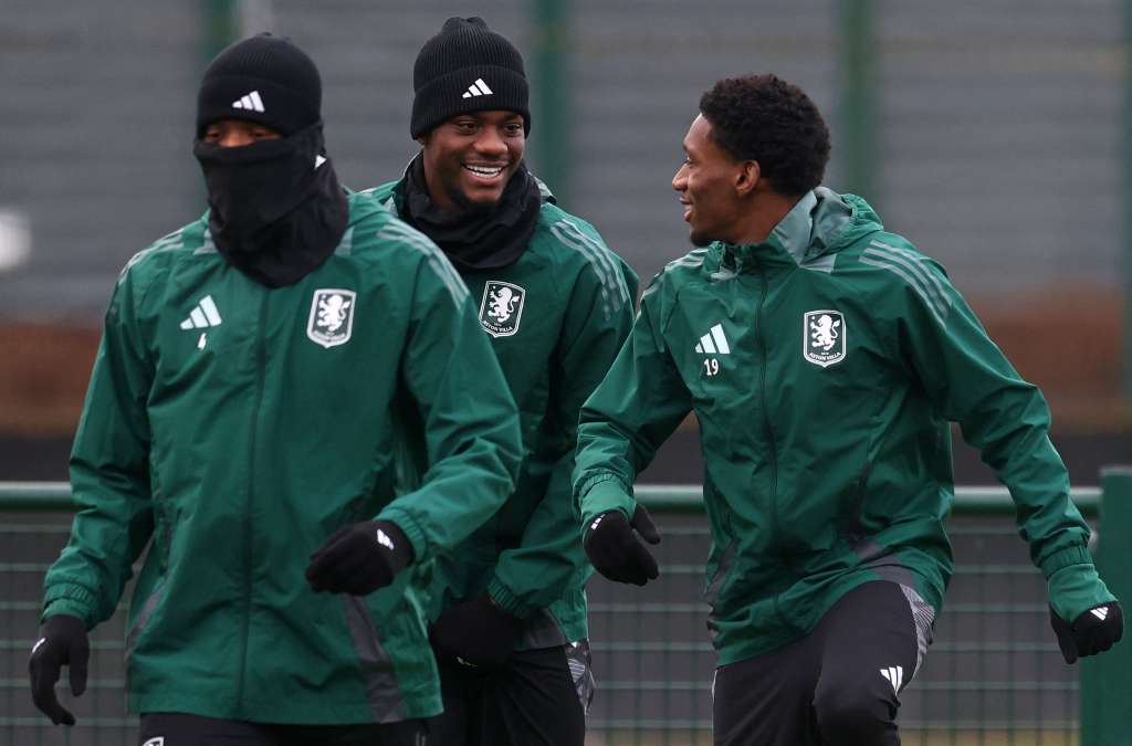 Jhon Jáder Durán (centro) durante un entrenamiento con Aston Villa previo a su partido de Champions.
