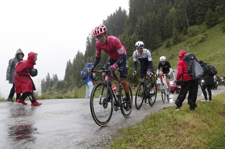 Sergio Higuita y Esteban Chaves, protagonistas de la etapa 14 del Tour de Francia