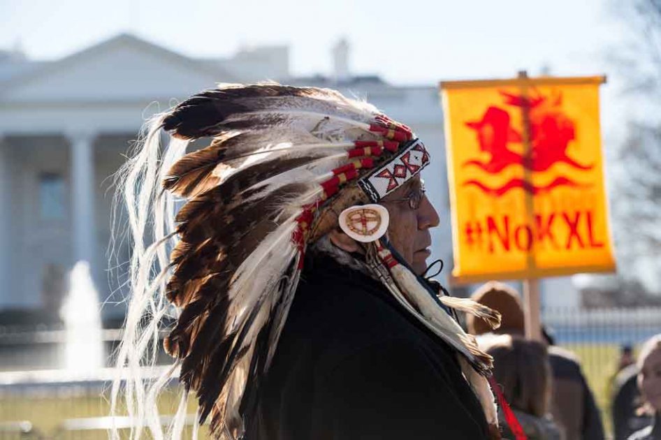 Protestas en Washington de comunidades indígenas que se oponen a la construcción del oleoducto Keystone, que atravesará seis estados y afectará a 30 comunidades nativas del centro del país. / AFP