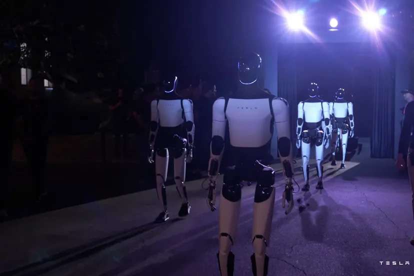 Robots que sirven bebidas y conversan: las novedades de los humanoides de Tesla