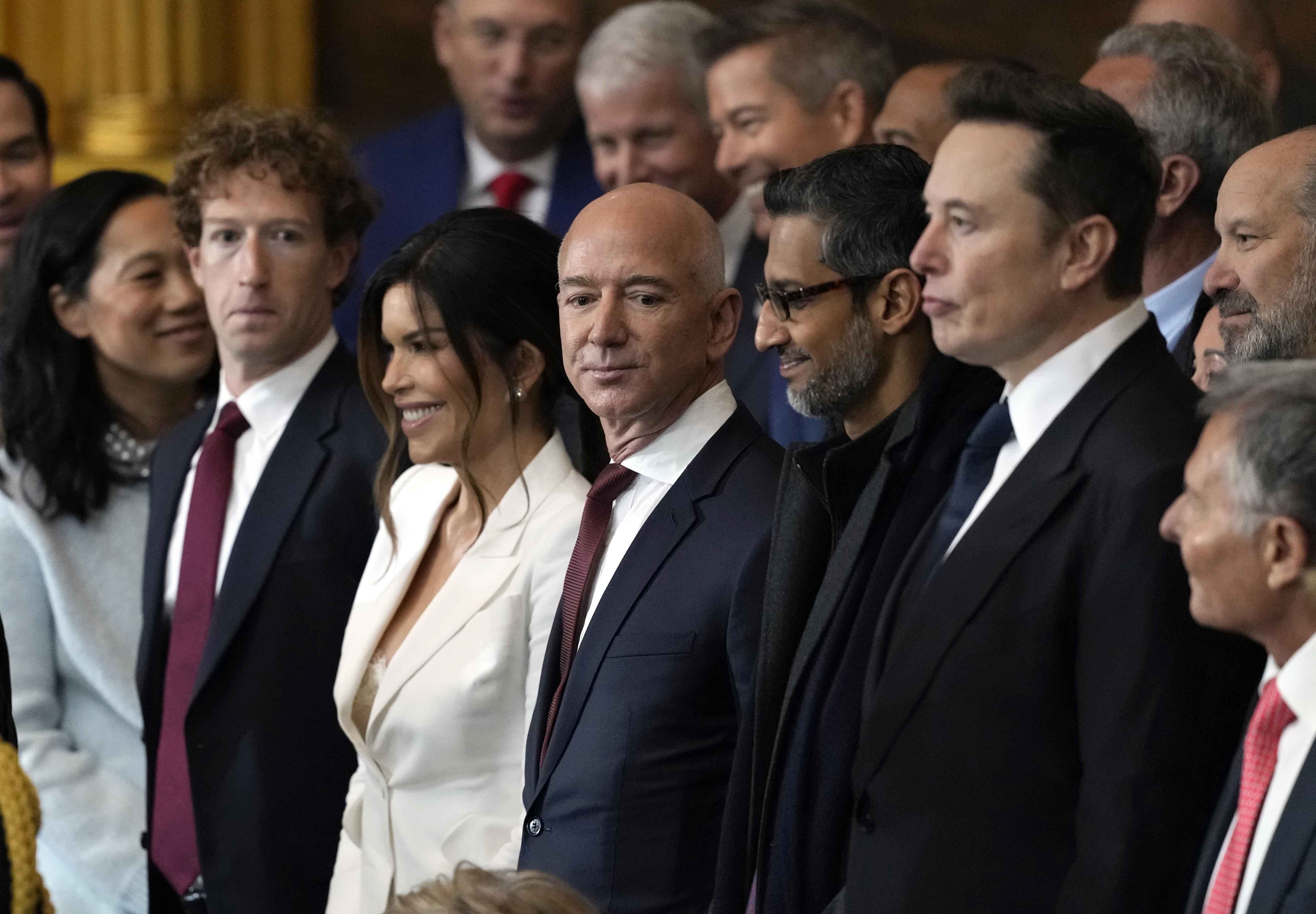 Washington (Usa), 20/01/2025.- Guests including (L-R) Mark Zuckerberg, Jeff Bezos, Sundar Pichai and Elon Musk, arrive in the U.S. Capitol for the inauguration of US President-elect Donald Trump in Washington, DC, USA, 20 January 2025. Trump will be sworn in for a second term as president of the United States on 20 January. Trump, who defeated Harris in the 2024 general election, is being sworn in on 20 January 2025 as the 47th president of the United States, though the planned outdoor ceremonies and events have been cancelled due to a forecast of extreme cold temperatures. (Estados Unidos) EFE/EPA/JULIA DEMAREE NIKHINSON / POOL