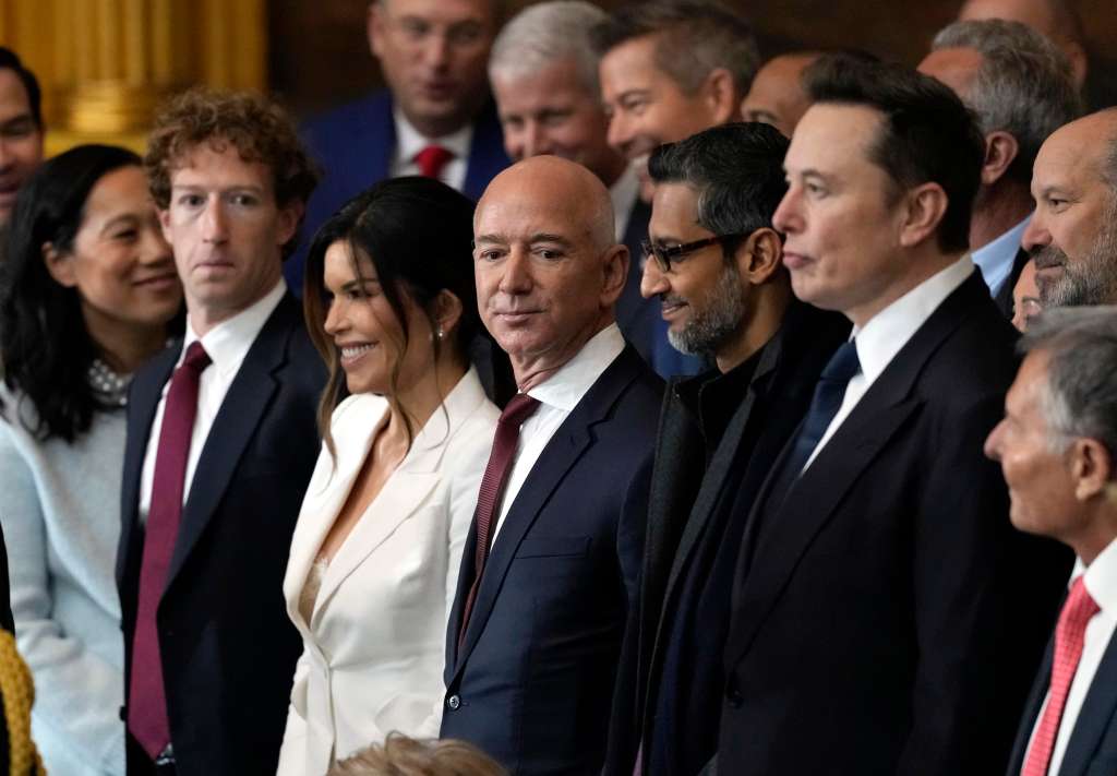 Washington (Usa), 20/01/2025.- Guests including (L-R) Mark Zuckerberg, Jeff Bezos, Sundar Pichai and Elon Musk, arrive in the U.S. Capitol for the inauguration of US President-elect Donald Trump in Washington, DC, USA, 20 January 2025. Trump will be sworn in for a second term as president of the United States on 20 January. Trump, who defeated Harris in the 2024 general election, is being sworn in on 20 January 2025 as the 47th president of the United States, though the planned outdoor ceremonies and events have been cancelled due to a forecast of extreme cold temperatures. (Estados Unidos) EFE/EPA/JULIA DEMAREE NIKHINSON / POOL