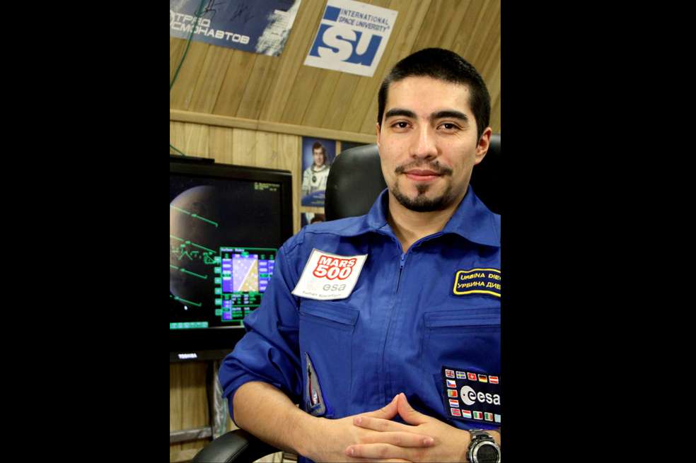 Diego Urbina, colombo italiano que simuló un viaje interplanetario Diego Urbina, ingeniero eléctrico y aeroespacial que vive en Italia.ArchivoUrbina participó en un experimento de la Agencia Espacial Europea en el que simuló, entre junio de 2010 y noviembre de 2011 un viaje a Marte en el marco del proyecto Mars 500. El científico colombo-italiano se aisló por 520 días en una base espacial ubicada a las afueras de Moscú (Rusia) con otras cinco personas de distintos países. Su habitación era una cabina en la estación de 180 metros cuadrados, no tenía ventanas, ni internet y solo se podía duchar cada 10 días. El objetivo de la investigación era estudiar cómo los humanos se podían adaptar psicológicamente a un aislamiento prolongado para realizar viajes en el espacio. En una entrevista con el diario El País, en la que aseguró que “para nosotros salir del módulo equivalía a acabar con la misión y morir en el espacio”, dio estos consejos para quienes ahora se enfrentan a una cuarentena: