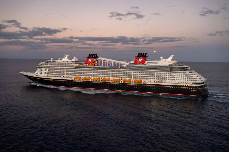 El Disney Treasure se embarcará en su viaje inaugural el 21 de diciembre de 2024, seguido de una temporada inaugural de itinerarios de siete noches al Caribe oriental y occidental desde Puerto Cañaveral, Florida.