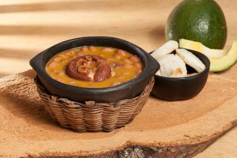 Fríjoles con paticas de cerdo, la receta para llevar a la mesa