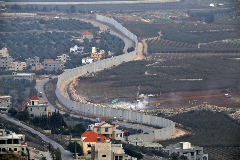 El muro entre Israel y Cisjordania es uno de los más largos hoy en día.AFPEl tema es complejo y para algunos como el filósofo Slavoj Žižek es solo una consecuencia del modelo económico que nos rige. En su libro “El coraje de la desesperanza” afirma: “La globalización capitalista representa tan solo apertura y conquista, sino también una cúpula cerrada sobre sí misma que separa el interior del exterior. (...) Los ataques terroristas en París, además de la oleada de refugiados, nos recuerdan por un momento el violento mundo que hay fuera de nuestra cúpula, un mundo que, para los que estamos dentro solo aparece en las noticias acerca de países lejanos y violentos, no como parte de nuestra realidad, sino invadiéndola”.