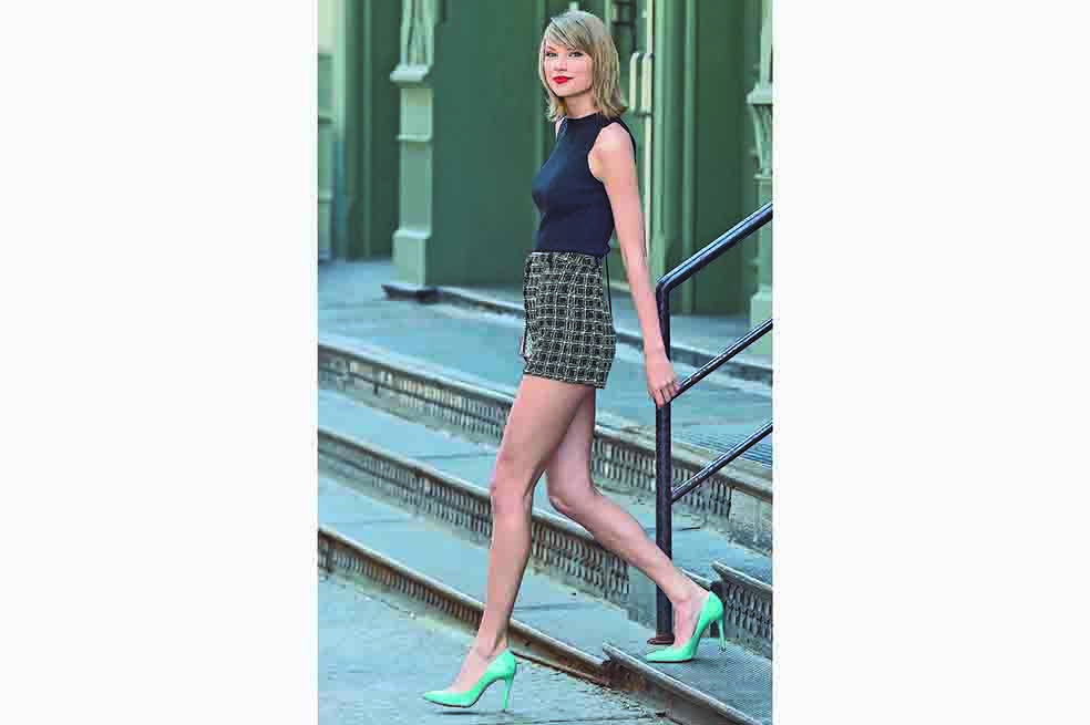 Taylor Swift es uno de los referentes de moda más importantes de nuestros tiempos. Su estilo femenino y muy coqueto es el ejemplo perfecto de la adaptación de las tendencias de los años cuarenta a la actualidad. /Getty Images