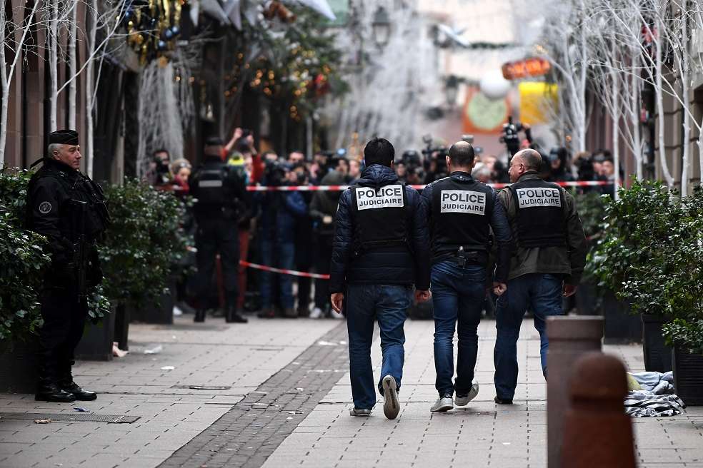Miembros de la Policía Judicial inspeccionan el lugar donde se produjo el tiroteo en Estrasburgo, Francia. / EFE