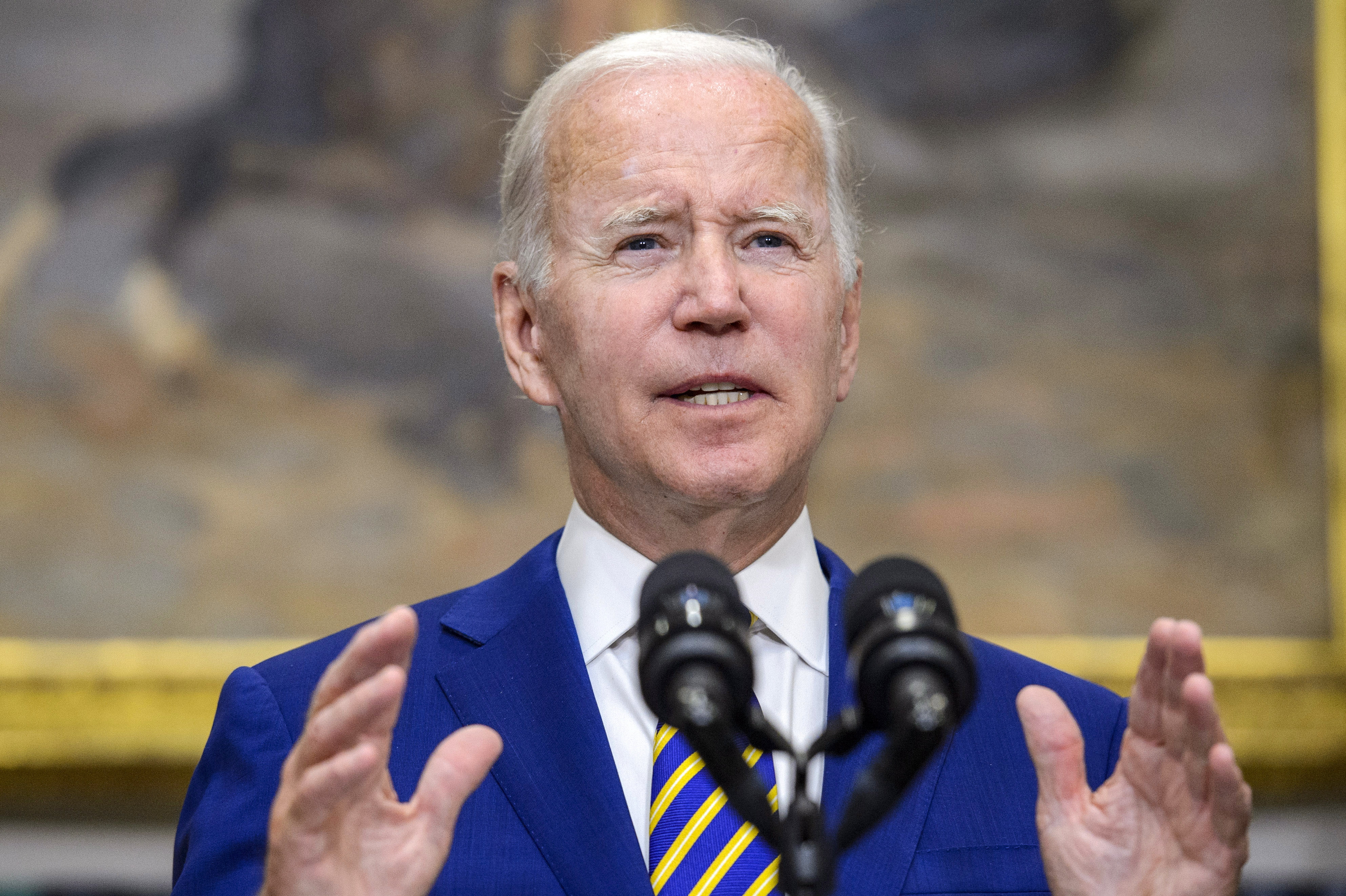 Washington (United States), 24/08/2022.- US President Joe Biden gives remarks after announcing a federal student loan relief plan that includes forgiving up to $20,000 for some borrowers and extending the payment freeze in the Roosevelt Room at the White House in Washington, DC, USA, on 24 August 2022. Borrowers who make less $125,000 are eligible for $10,000 in loan forgiveness while Pell Grant borrowers are eligible for $20,000 debt cancellation. (Estados Unidos) EFE/EPA/BONNIE CASH / POOL