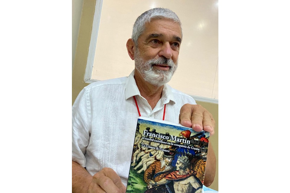 Carlos Eduardo Gómez nació en Floridablanca y, después de ejercer toda su vida como ingeniero industrial y practicar el montañismo, se dedicó a la escritura.