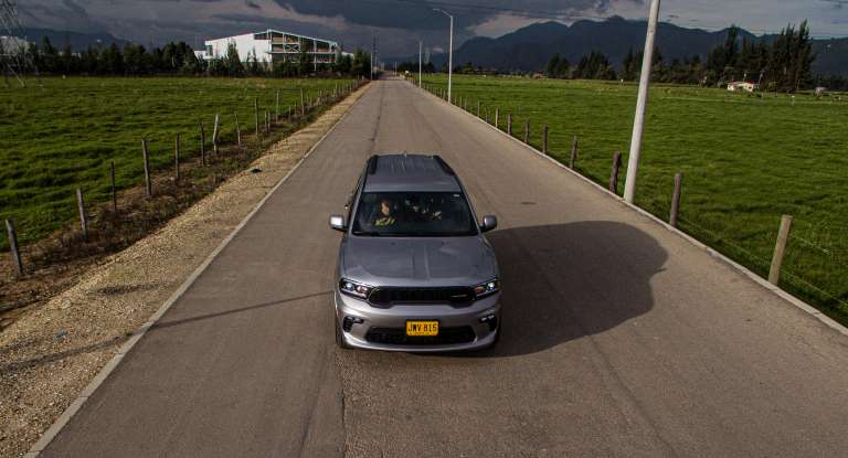 El SUV deportivo de Dodge incluye tecnologías de control electrónico de velocidad, control electrónico de estabilidad (ESC), sistema de frenos antibloqueo (ABS), frenos de disco de alto desempeño HD en las cuatro ruedas, sistema de alistamiento de frenos ReadyAlert, entre otros.