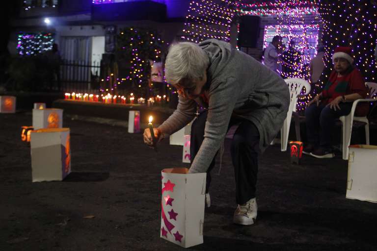 MED108 -MEDELLÍN(COLOMBIA), 07/12/2023.- Personas encienden velas durante la tradicional noche de las velitas hoy, en Medellín (Colombia). Esta costumbre colombiana celebra el día de la Inmaculada Concepción y marca el inicio de las conmemoraciones navideñas. EFE/Luis Eduardo Noriega Arboleda