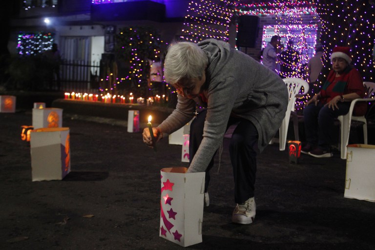 MED108 -MEDELLÍN(COLOMBIA), 07/12/2023.- Personas encienden velas durante la tradicional noche de las velitas hoy, en Medellín (Colombia). Esta costumbre colombiana celebra el día de la Inmaculada Concepción y marca el inicio de las conmemoraciones navideñas. EFE/Luis Eduardo Noriega Arboleda