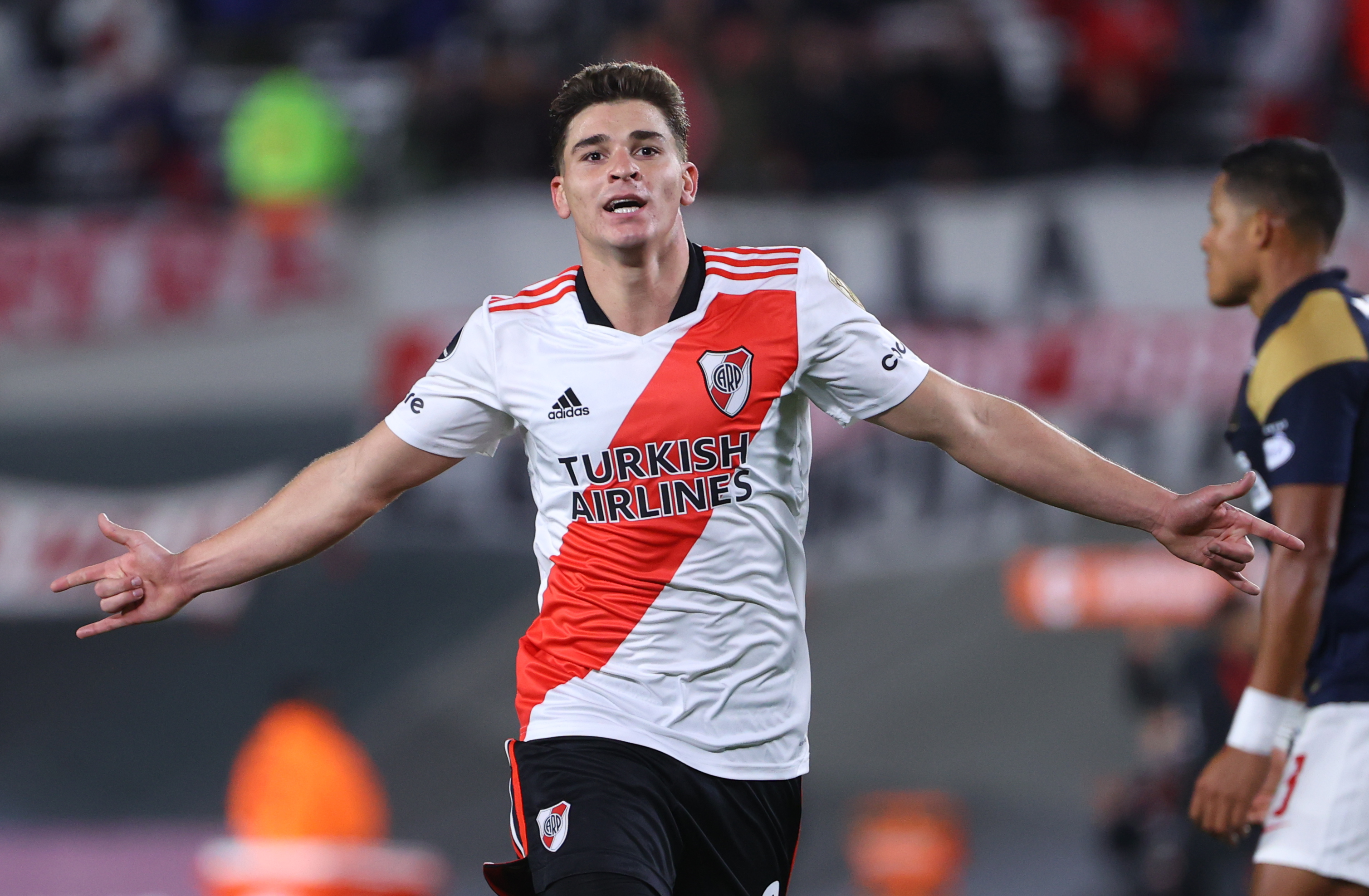 AME2271. BUENOS AIRES (ARGENTINA), 25/05/2022.- Julián Álvarez de River celebra luego de anotar su segundo gol, hoy, durante un partido de la Copa Libertadores entre River Plate y Alianza Lima, en el estadio Monumental en la ciudad de Buenos Aires (Argentina). EFE/ Juan Ignacio Roncoroni