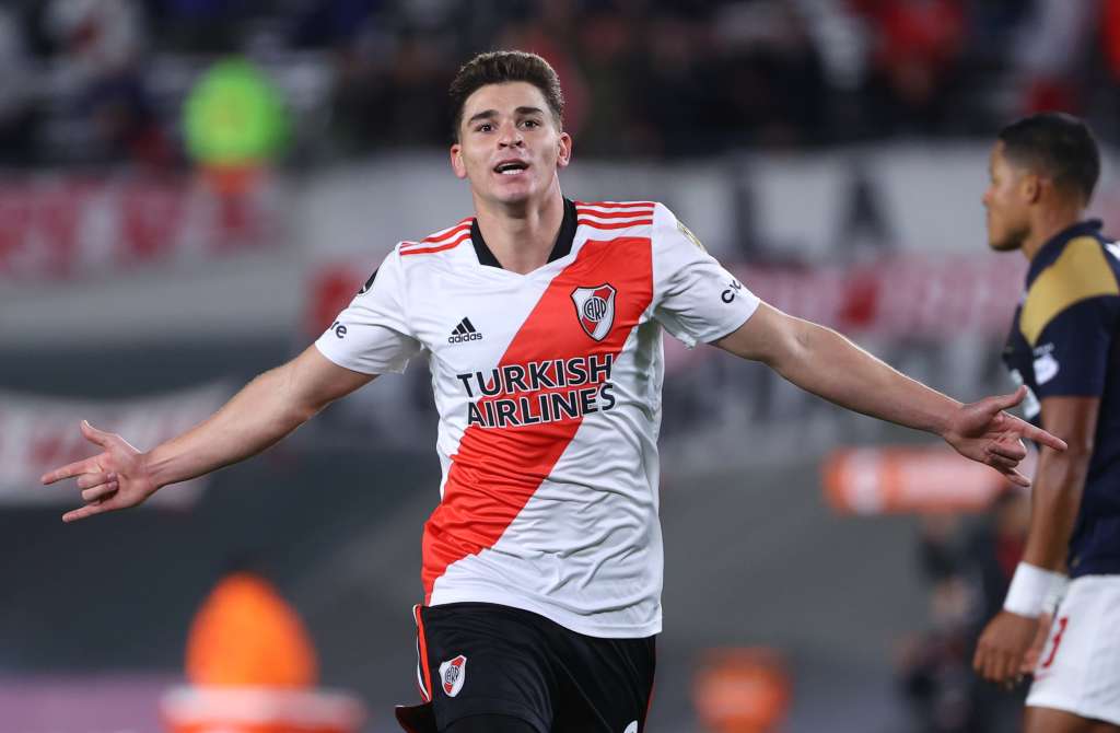 AME2271. BUENOS AIRES (ARGENTINA), 25/05/2022.- Julián Álvarez de River celebra luego de anotar su segundo gol, hoy, durante un partido de la Copa Libertadores entre River Plate y Alianza Lima, en el estadio Monumental en la ciudad de Buenos Aires (Argentina). EFE/ Juan Ignacio Roncoroni