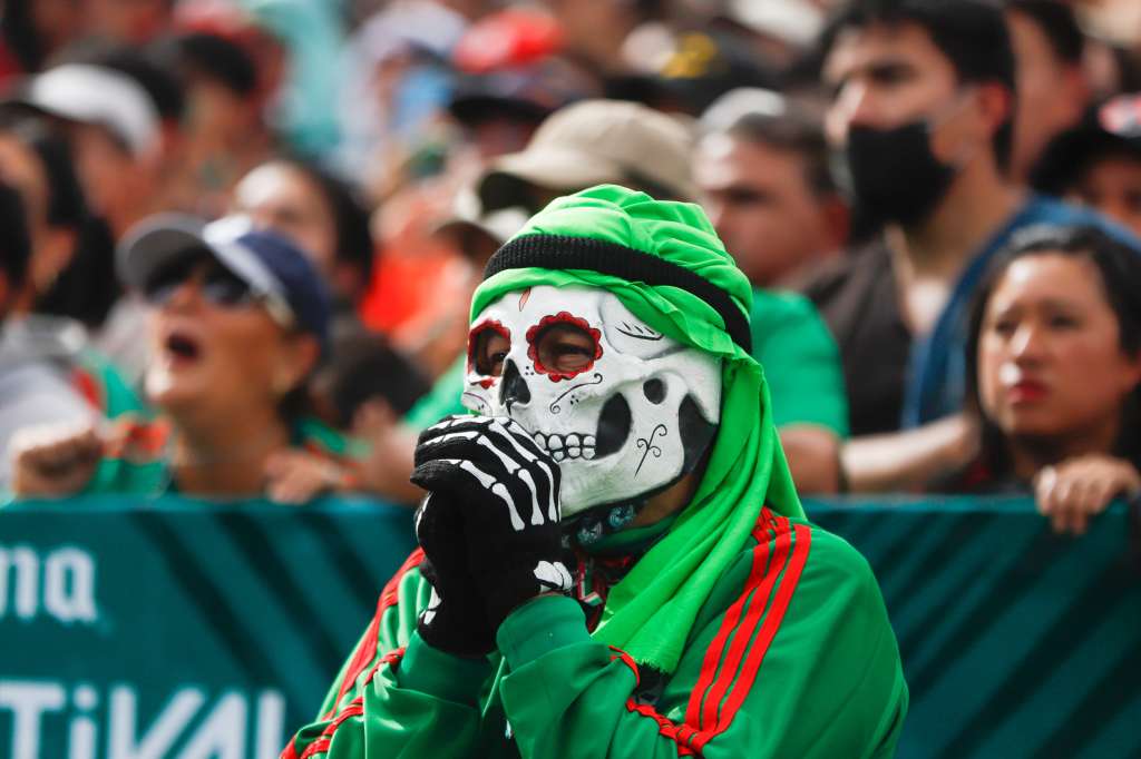 -FOTODELDÍA- MEX1573. CIUDAD DE MEXICO (MÉXICO), 30/11/2022.- Un aficionado con mascara de calavera observa en pantalla gigante el partido del Mundial entre la selección mexicana y la de Arabia Saudita hoy, en la explanada del Monumento a la Revolución de Ciudad de México (México). A pesar de la inminente eliminación de la selección mexicana en el Mundial Qatar 2022, los hinchas mexicanos que asistieron este miércoles al festival oficial de la justa en Ciudad de México para presenciar la victoria del Tri por 1-2 ante Arabia Saudita, nunca pararon de apoyar. EFE/Isaac Esquivel