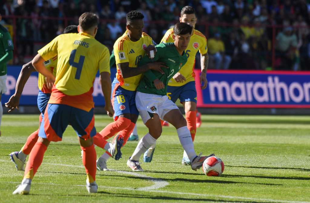 AMDEP8492. EL ALTO (BOLIVIA), 10/10/2024.- Miguel Terceros (d) de Bolivia disputa el balón con Cristian Alexis Borja (c) de Colombia este jueves, en un partido de las eliminatorias sudamericanas para el Mundial de 2026 entre Bolivia y Colombia en el estadio Municipal en El Alto (Bolivia). EFE/ Jorge Abrego
