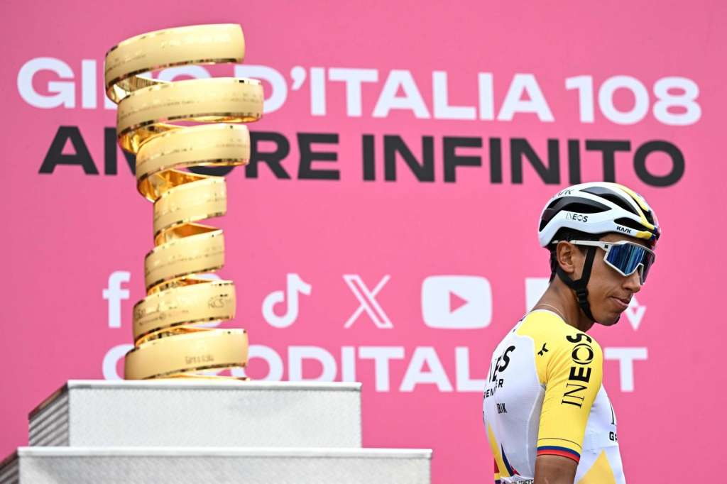 TREVISO (Italy), 24/05/2025.- Colombian rider Egan Arley Bernal Gomez of Ineos Grenadiers team arrives at the start of the 14th stage of the 108 Giro d'Italia 2025, cycling race over 195 km from Treviso to Nova Gorica/Gorizia, Italy, 24 May 2025. (Ciclismo, Italia) EFE/EPA/LUCA ZENNARO