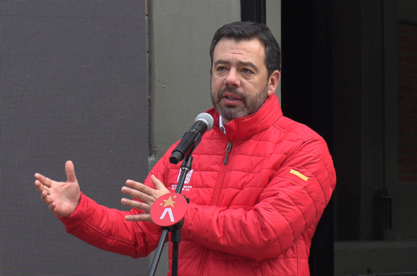 AME8255. BOGOTÁ (COLOMBIA), 11/04/2025.- El alcalde de Bogotá, Carlos Fernando Galán, habla durante una rueda de prensa este viernes, en Bogotá (Colombia). Galán anunció el fin del racionamiento diario de agua potable en la capital colombiana, justo al cumplir un año de la medida, al considerar que la peor crisis de abastecimiento ha sido superada. EFE/Juan Diego López