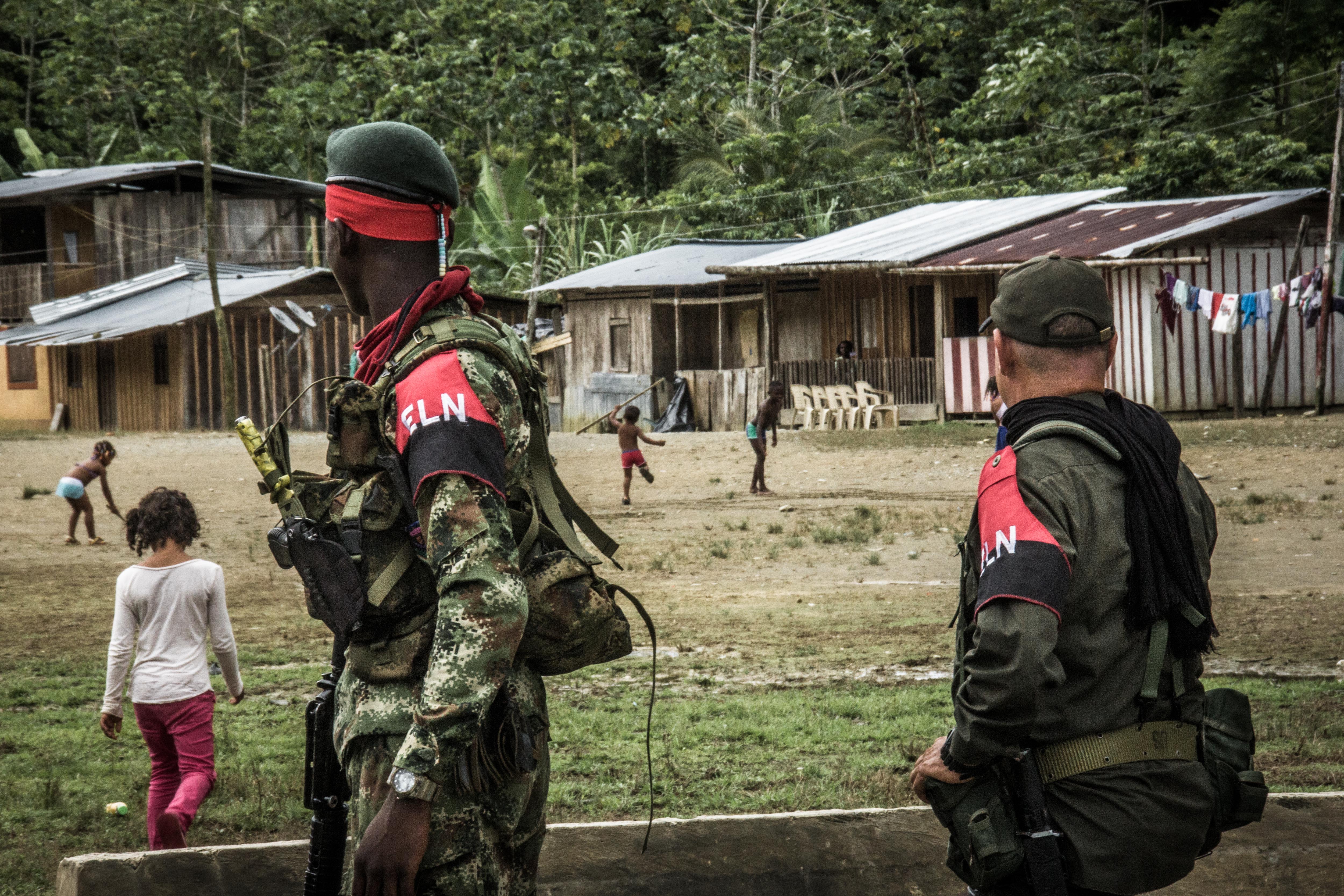 A la derecha y de espaldas Luis Aníbal García "Julio", uno de los comandantes históricos del ELN en Chocó, ya fallecido, durante el cese bilateral del 2017.