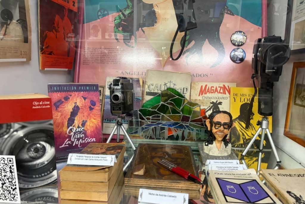 Caliwood conserva proyectores, cámaras, afiches y archivos que reconstruyen la historia del cine en Cali y en Colombia, preservando el legado de varios artistas de la ciudad.