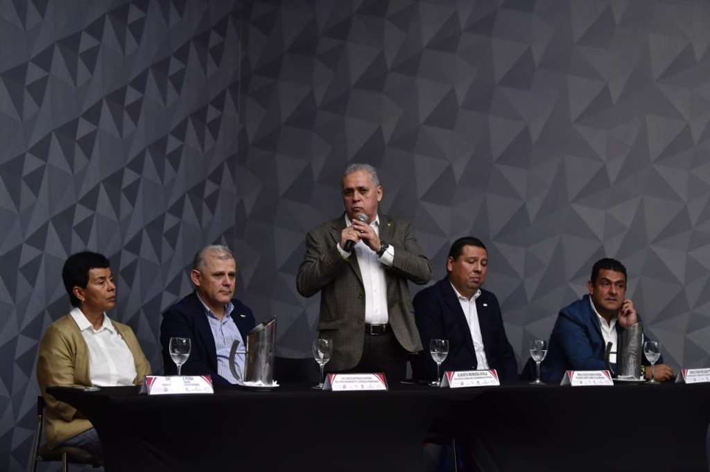 La mesa principal del evento contó con la participación de Jorge Eliécer Franco Pineda, tesorero del Comité Olímpico Colombiano; Alberto Herrera Ayala, presidente de la Federación Colombiana de Patinaje; Luis Carlos Buitrago, director de Posicionamiento y Liderazgo Deportivo del Ministerio del Deporte; Edith Ortiz, secretaria general de Fedepatín, y Jorge Roldán, vicepresidente de Fedepatín.